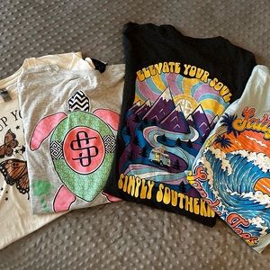 Simply Southern Size Medium Short Sleeve Top Bundle